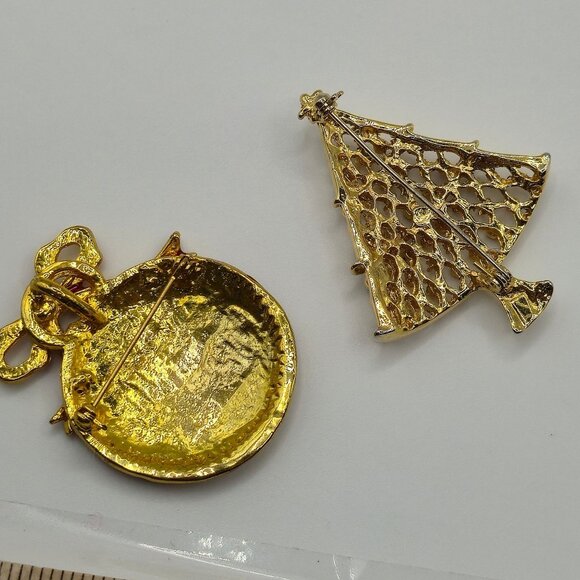 Christmas Brooch 2PC Set Gold Tone Red Enamel Holiday Festive Tree Ornament Snow - Picture 9 of 11